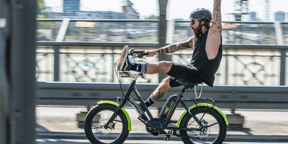 Glücklicher Radfahrer auf einem corratec Life S Bike