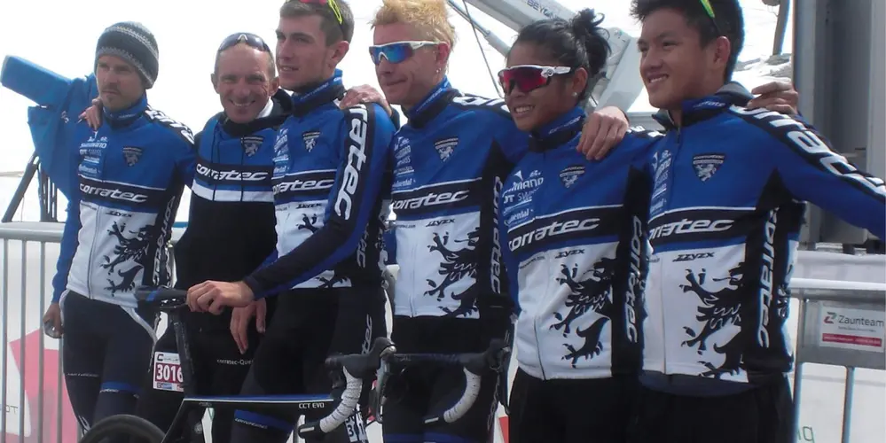 Team corratec posiert nach Rennen