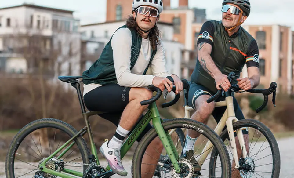 2 Radfahrer machen Pause