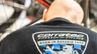corratec Mitarbeiter arbeitet an Fahrrad
