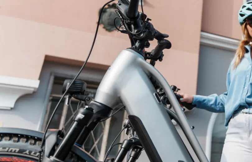 Ausschnitt von einem Bild, man sieht den Teil eines corratec Life Fahrrads, Lenker und oberer Teil des Rahmens