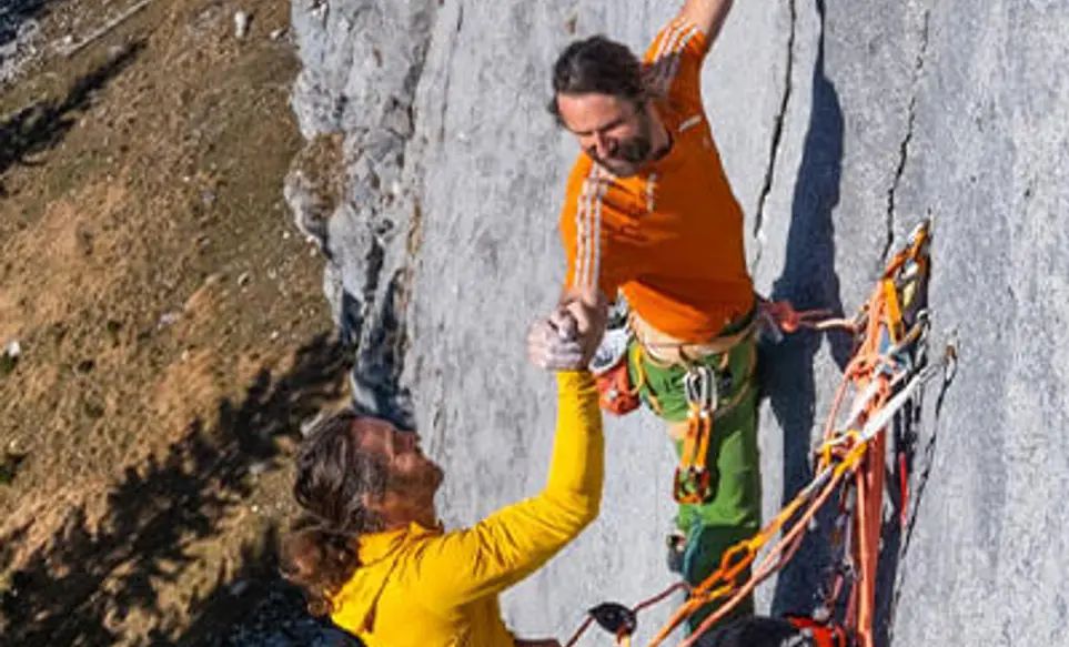 Thomas und Alexander Huber helfen sich beim Klettern