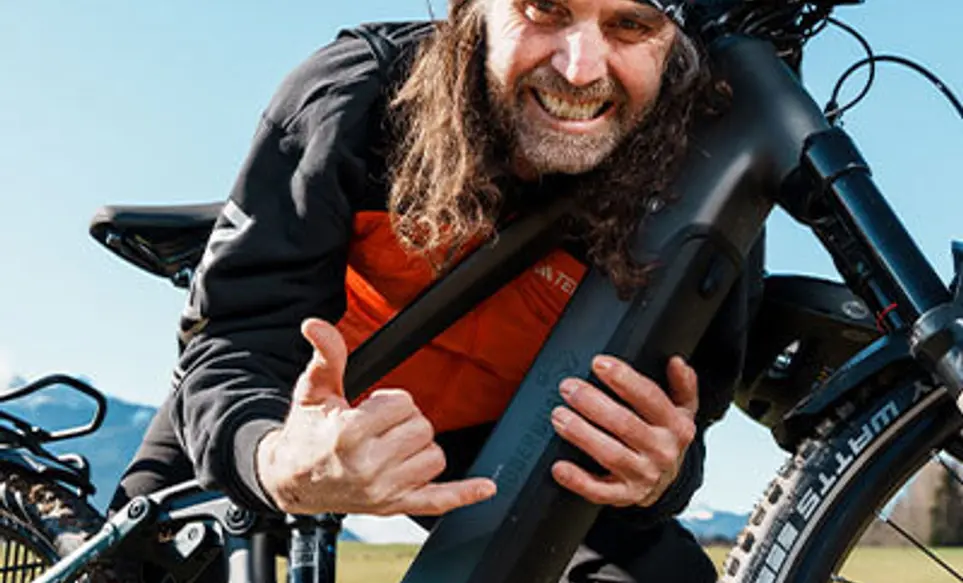 Thomas Huber posiert mit seinem corratec Huberbuam Rad
