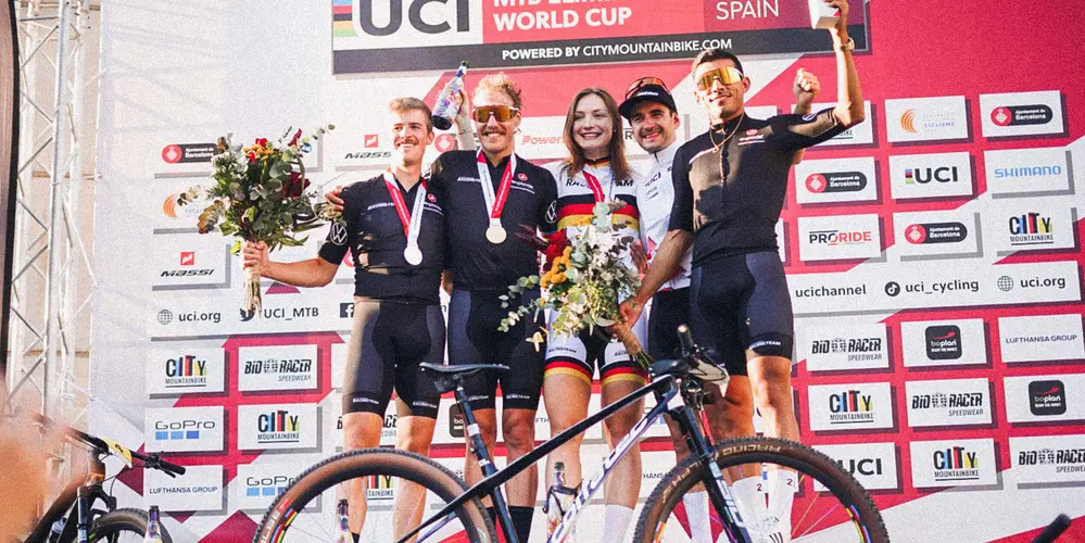 Mountainbike Racingteam posiert nach Rennen