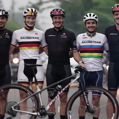Simon Gegenheimer posiert mit Team