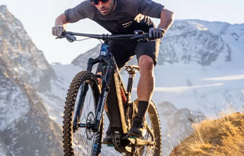 Steffen Thum riding mountainbike.