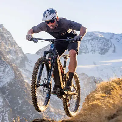 Steffen Thum beim Mountainbike fahren.