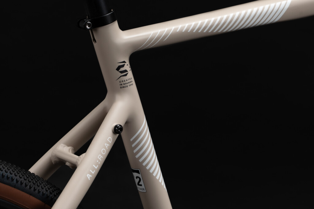Product image 2 of the product “Allroad A2 Dark Beige, White, Black | 46”